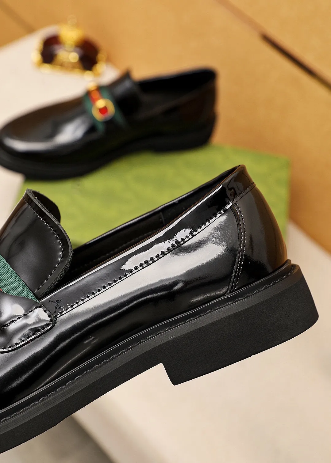 Men's shoes 💰560 💐 Product trademark: GUCCI "Gucci" casual leather shoes Regular size: 38-44 (45🉑️customized) Product materials: Selected imported first-layer open-edge beaded calfskin upper + classic hardware buckle, imported water-dyed cowhide leather lining. Strong three-dimensional visual effect, rubber outsole Color: 2⃣️colors available